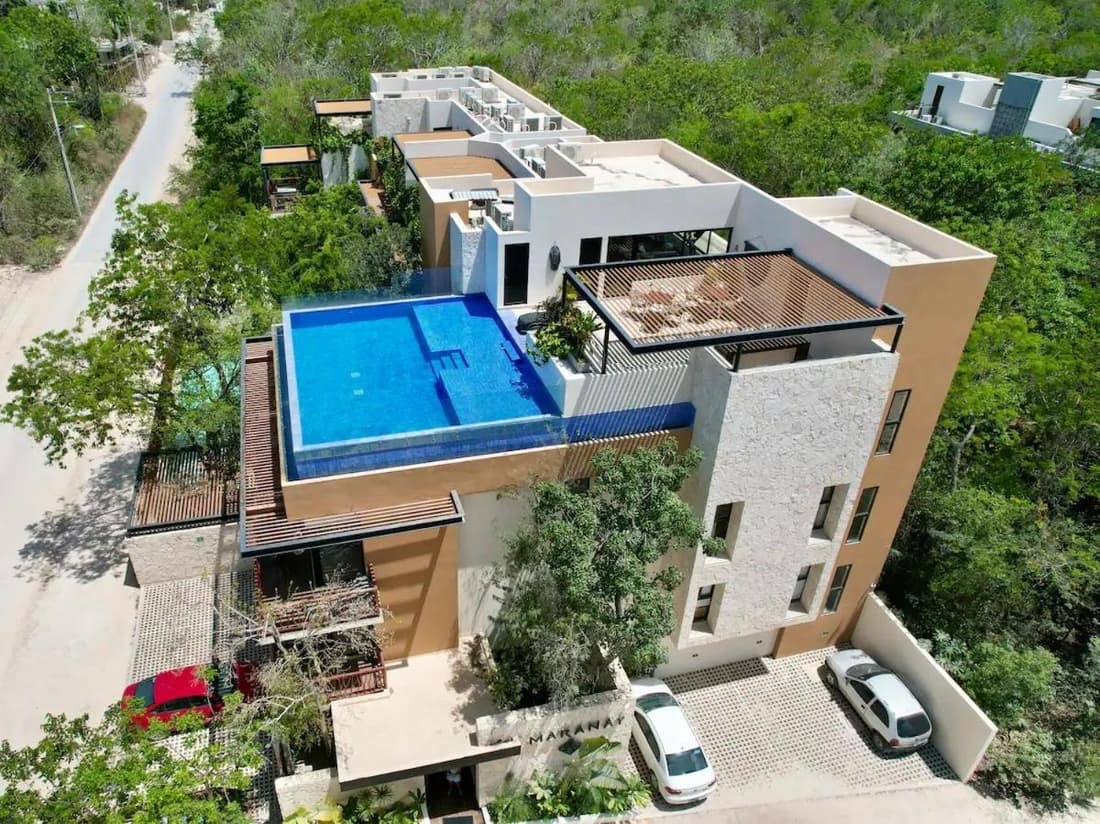 EXCLUSIVE BUILDING INFINITY POOL AND GYM RESTAURANTS AND BAR DISTRICT NEARBy
