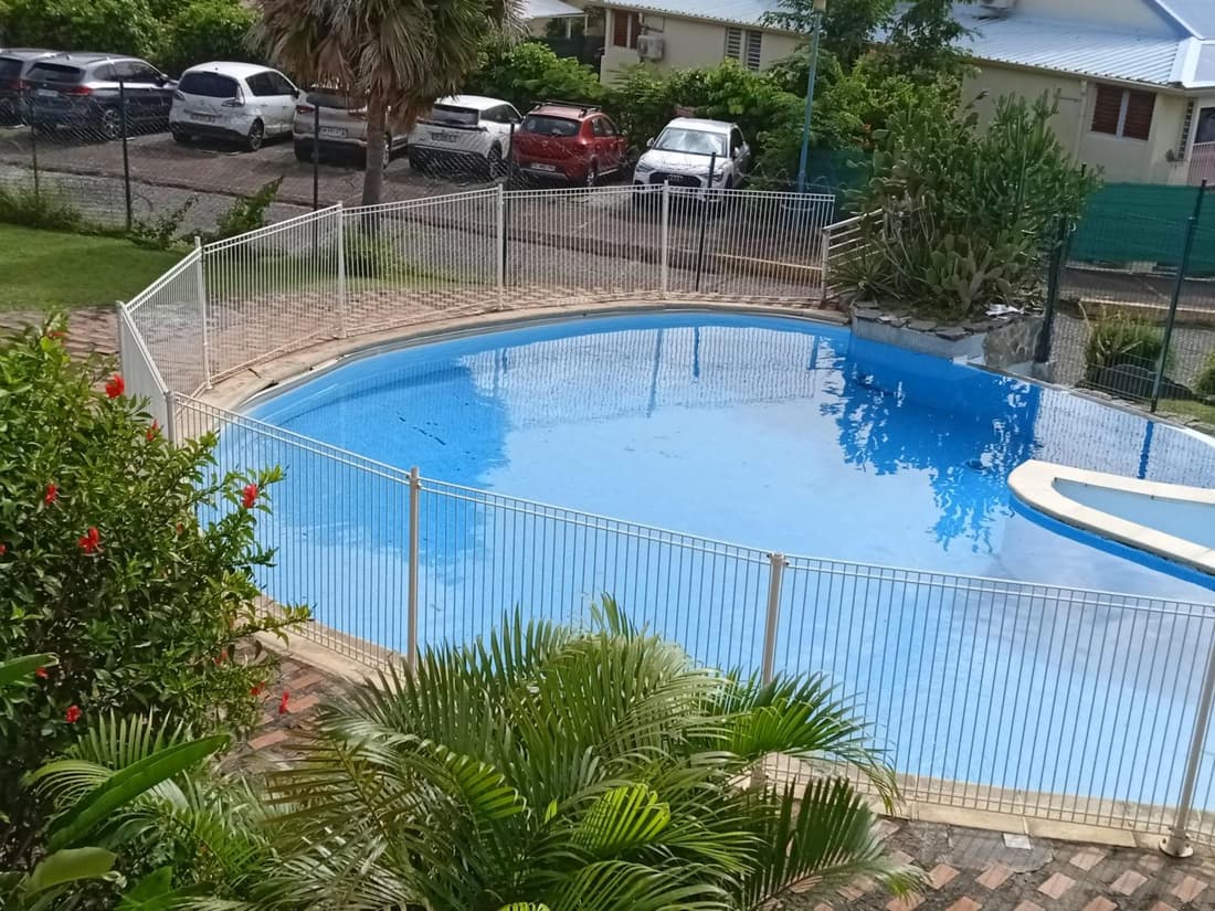 Studio havre aux hibiscus avec piscine proche de la mer