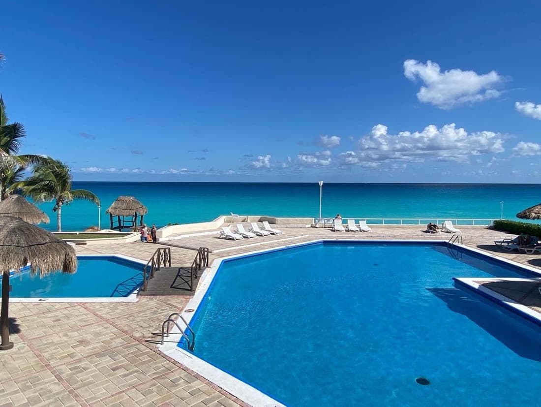 New ground floor Beachfront Condo with easy beach access and Pool Brisas Shores 07