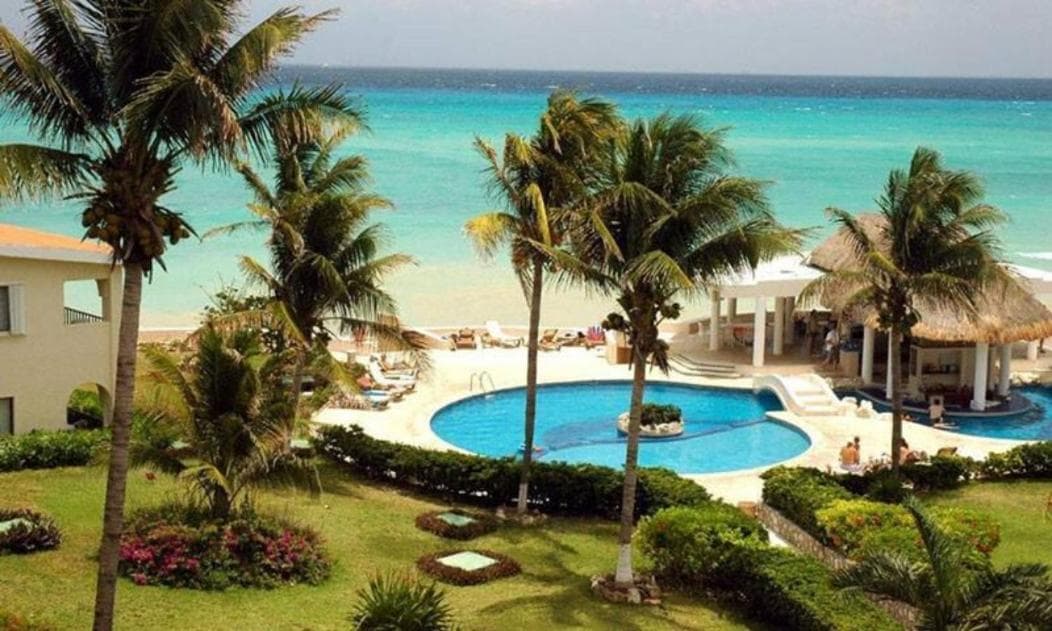 Departamento frente al mar con dos recámaras y seguridad 24 h a dos cuadras de la Quinta Avenida