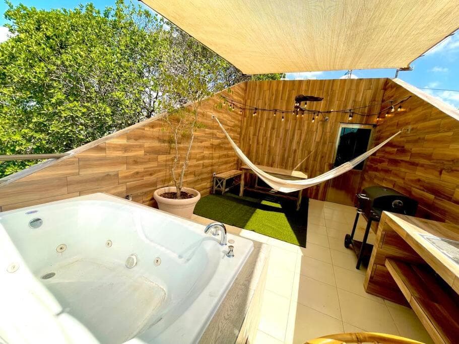 Penthouse Terraza & Jacuzzi Panorámicos, playas-cenotes y la Quinta Avenida todo caminando a 10 minutos! Muy amplio 2 niveles, excelente ubicación centro de Playa del Carmen, cerca de restaurantes, bares, área de coworking incluid