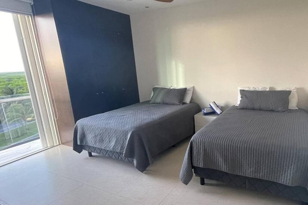 Peninsula Luxury Apartments with ocean front and espectacular views - no pets