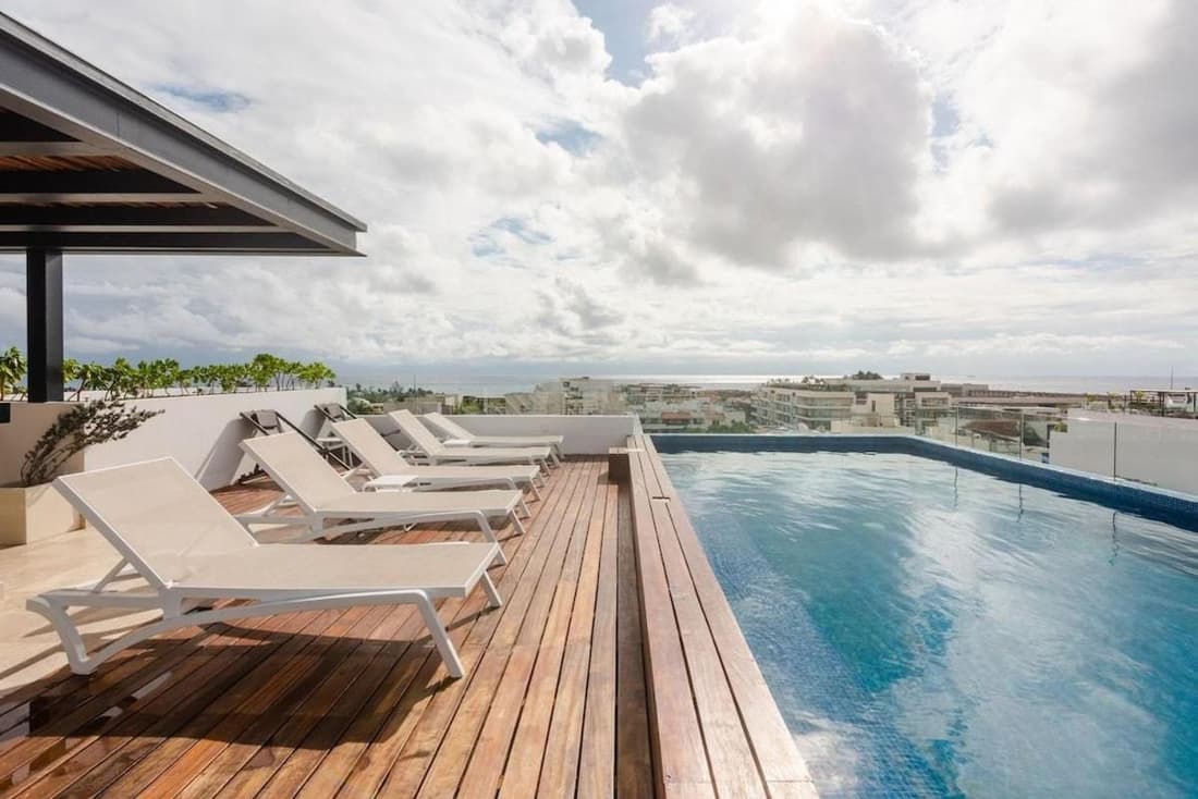 Modern Studio close to the beach, Roof Pool and Fast WiFi