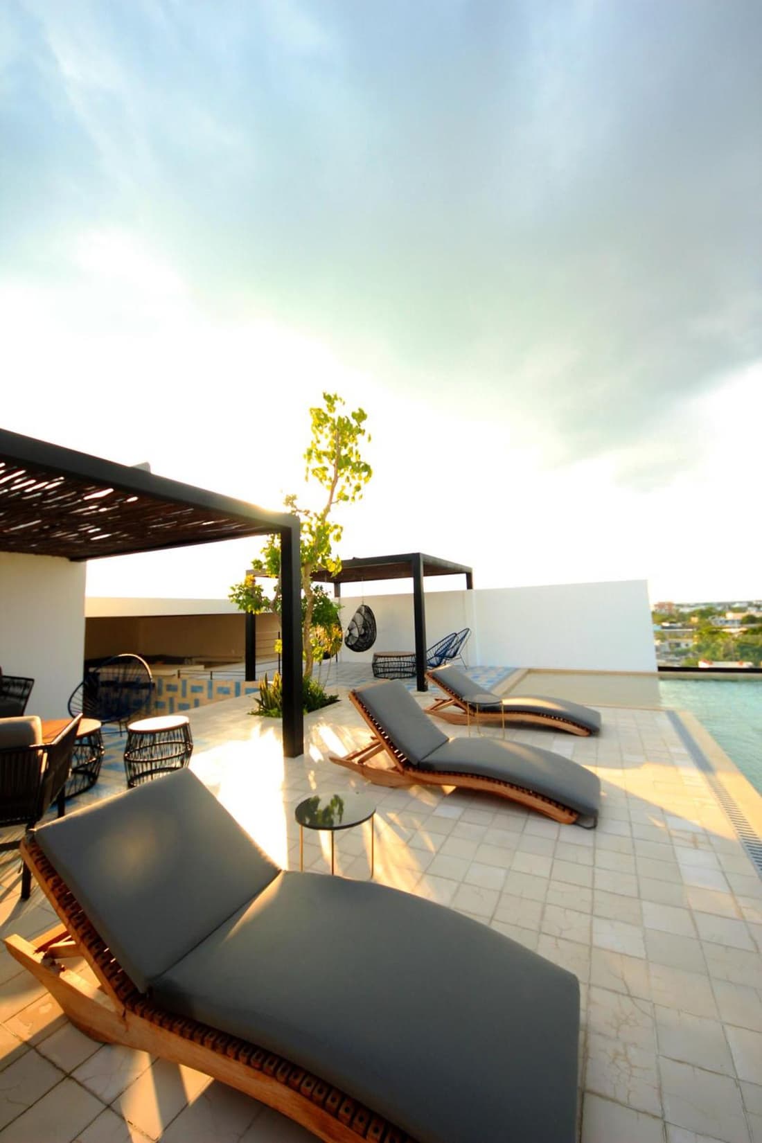 Apartment near the beach, rooftop, pool, sea view.