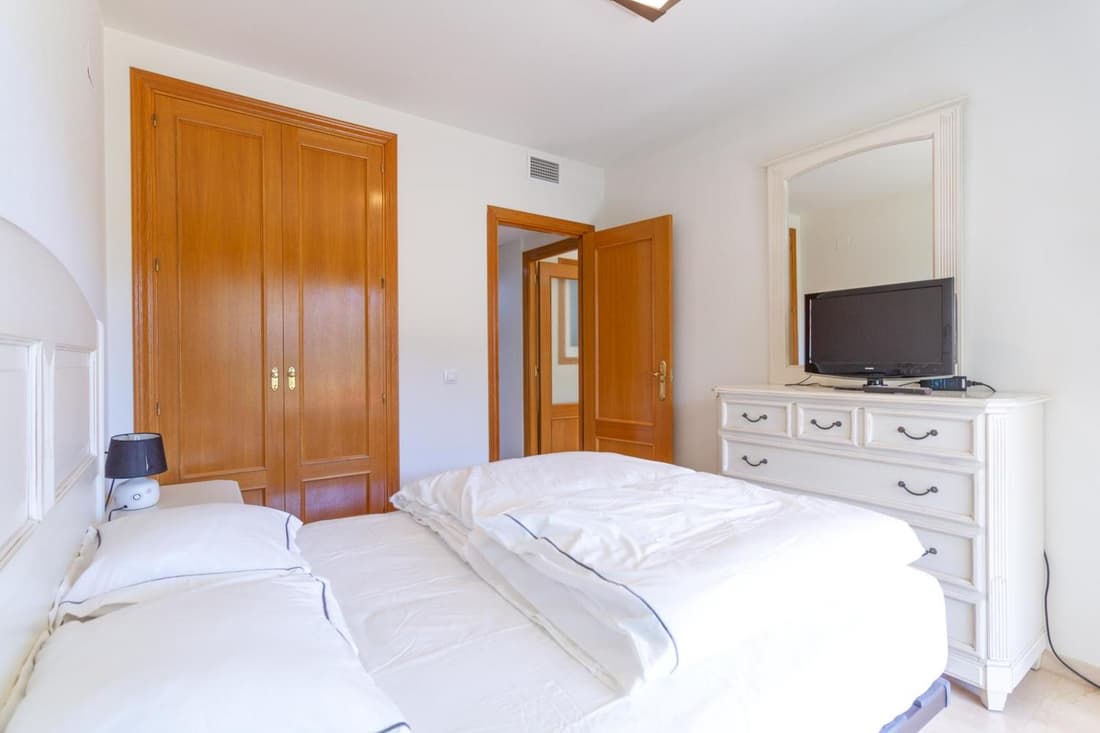 Beautiful flat in the building Balcon del Mar, on the first line of La Cala beach, pool and garage