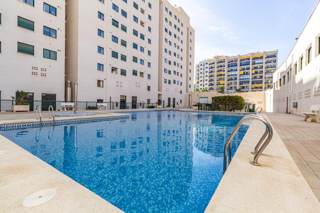 Beautiful flat in the building Balcon del Mar, on the first line of La Cala beach, pool and garage