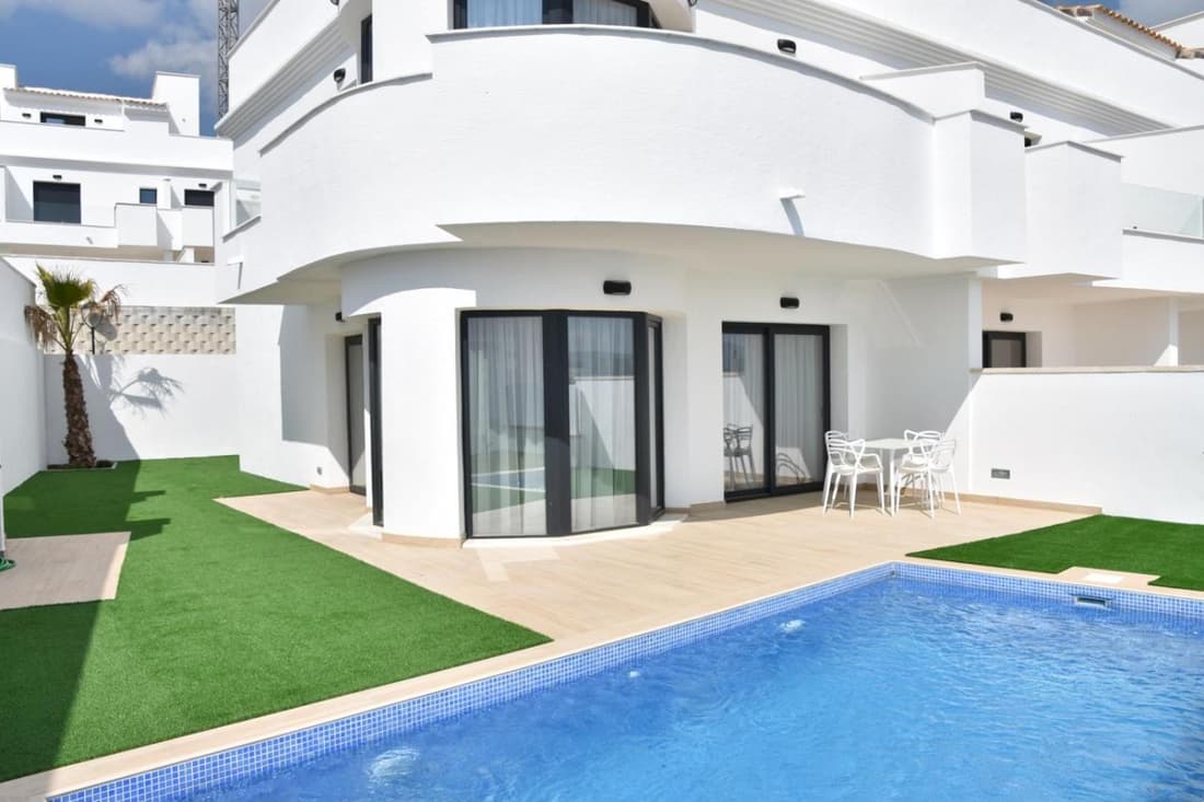 PANORAMISCH modern vakantiehuis in Finestrat bij Benidorm met 3 slaapkamers, gelegen op de 1ste lijn met privézwembad en omheinde privétuin, zicht op zee, de bergen met 'Kilómetro Vertical del Puig Campana' en op de skyline van Be