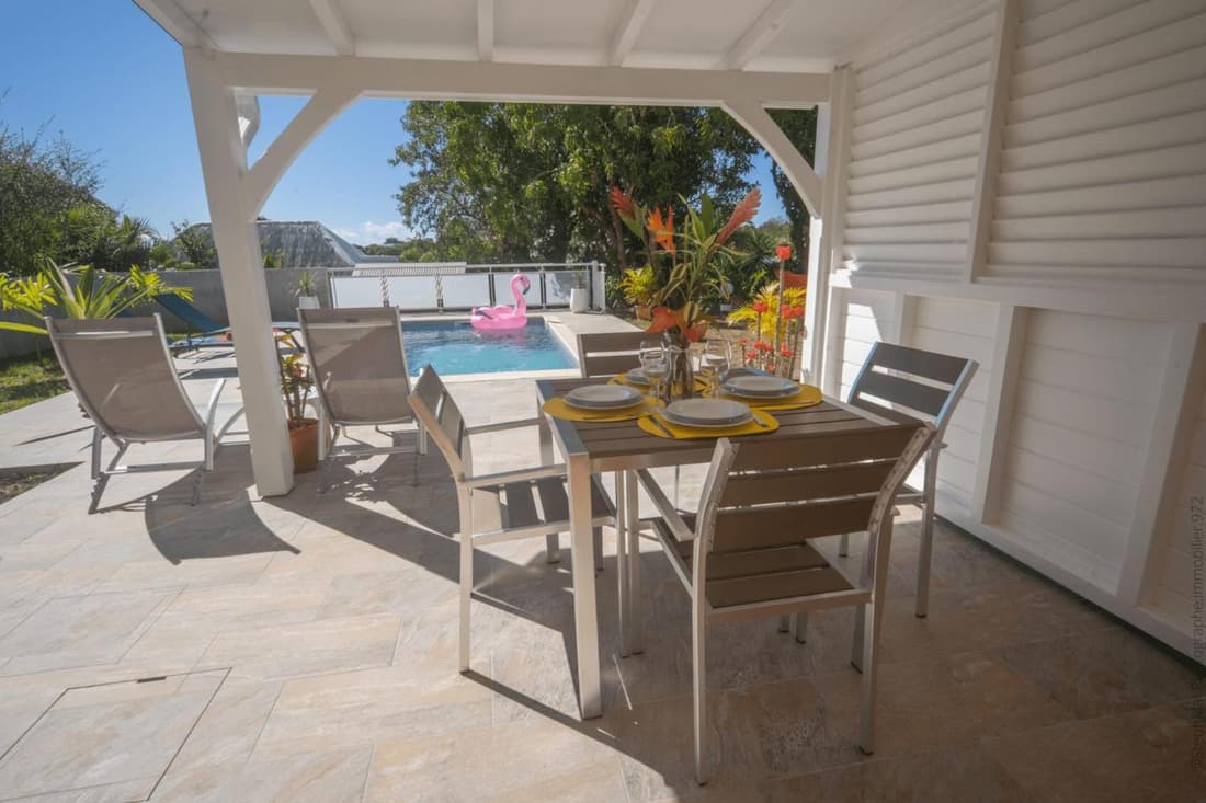 972A - Magnificent ground floor with swimming pool