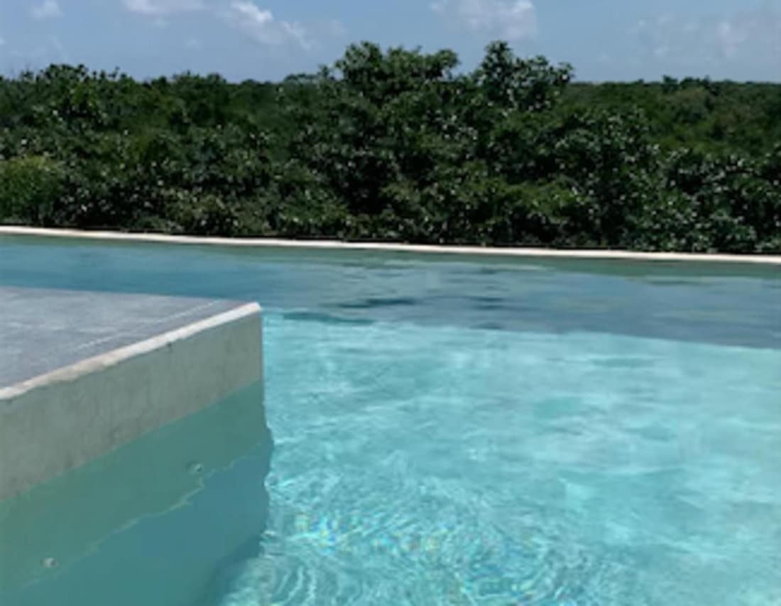 Studio with swimming pool at 12 m height over jungle