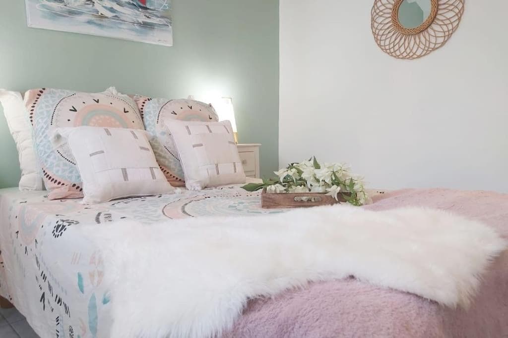 Villa Domi des Caraïbes confortable avec une piscine chauffée, une citerne tampon, accès Netflix, adaptée pour l'accueil de jeunes enfants avec une piscine sécurisée et des jouets