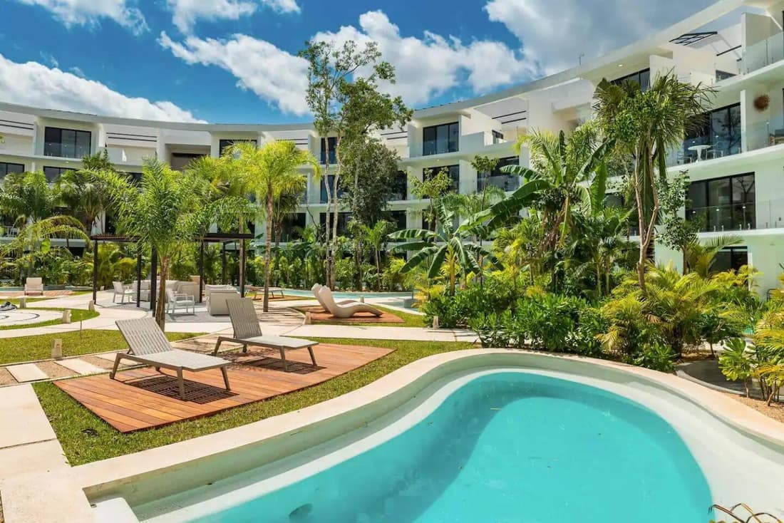 Central Park Lagunas - Luxury Modern Condo with Kitchen