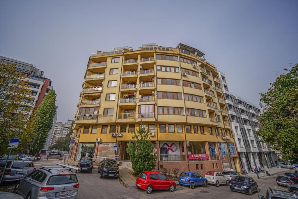 19 Cozy Central Apartment with Balcony