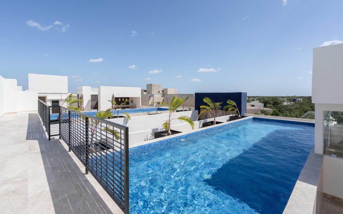 2BD with Rooftop Pool near Beach