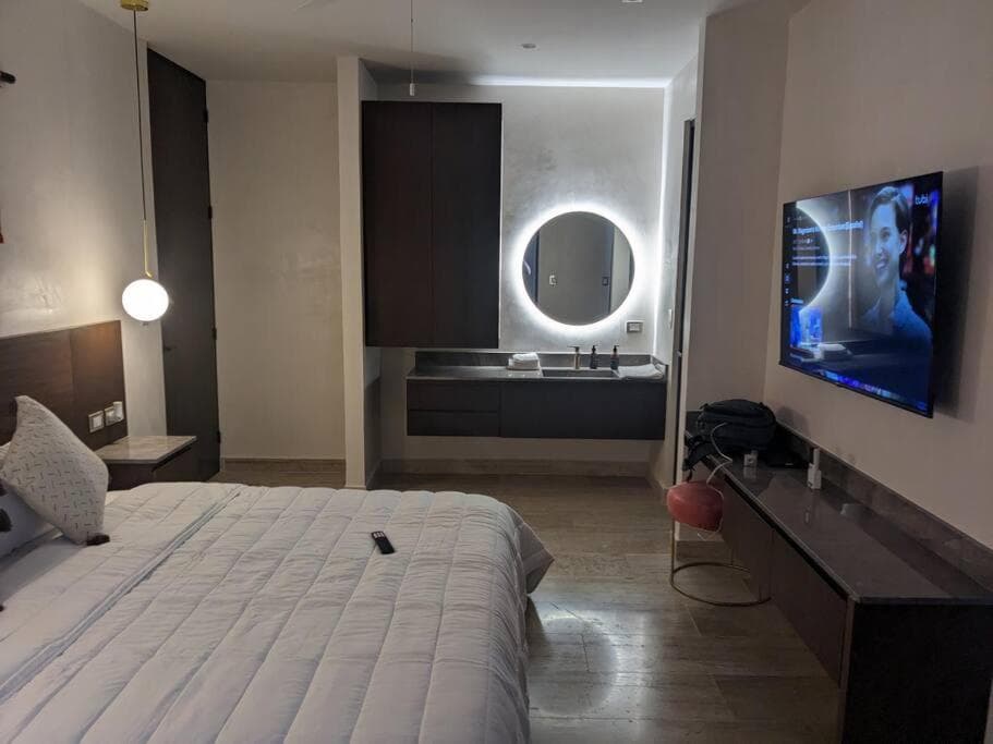 NEW Luxury PH with Private Terrace & Plunge Pool