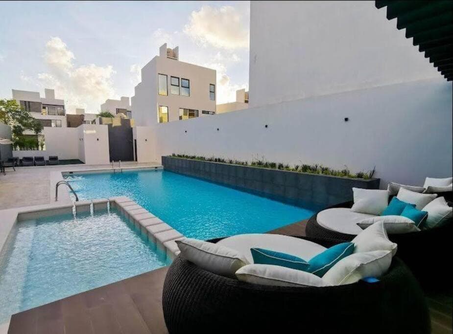 Hermosa Casa de 3 pisos en Condominio de lujo Playa del Carmen