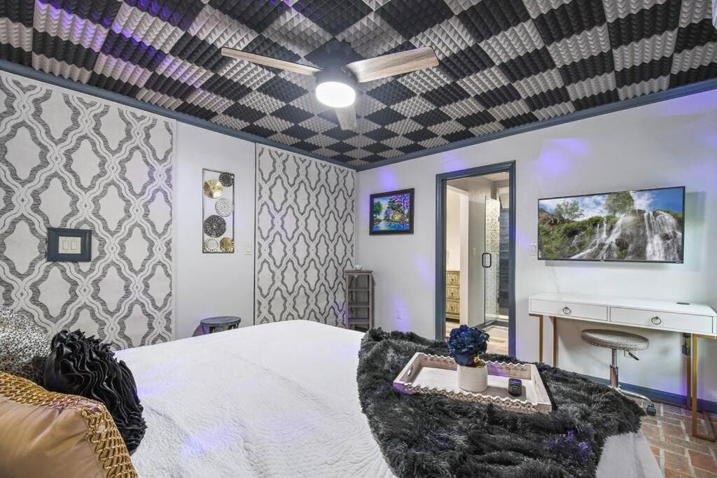 Spring-Fed Lake King Suite Pet Friendly