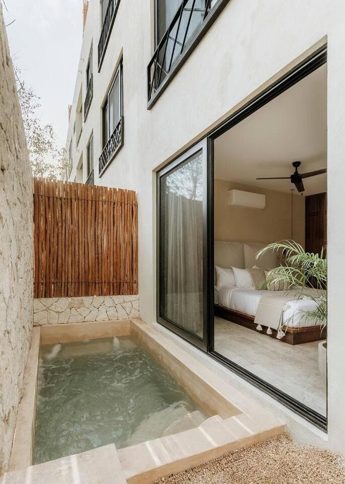 Itza Jungle Queen Swim Up with Beach Club Access