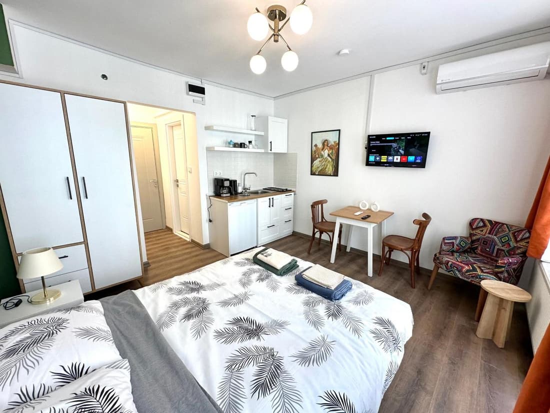 Yellowhouse Room 6