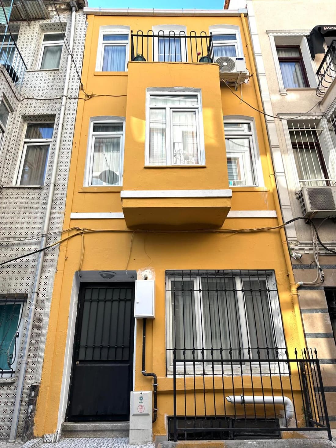 Yellowhouse Room 6