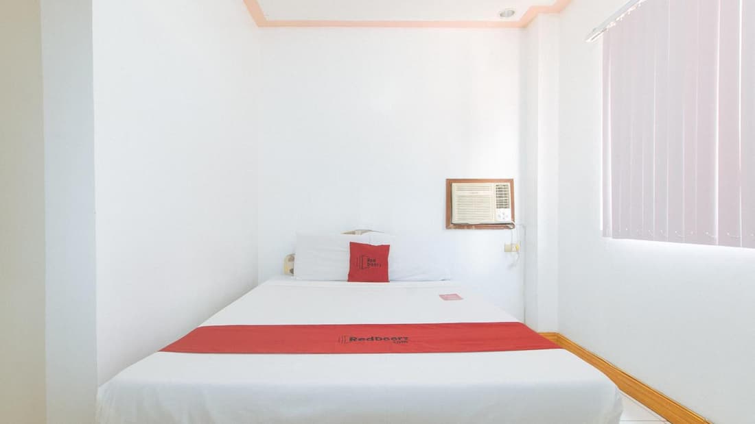 RedDoorz at Coco Grove Tourist Inn