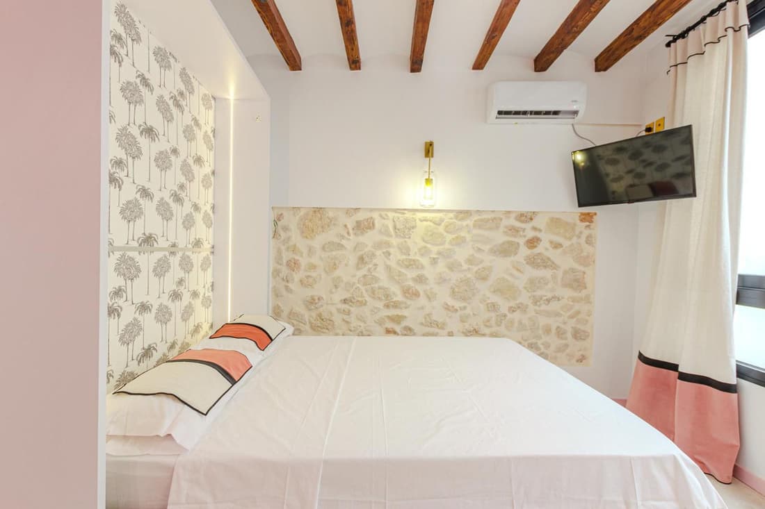 Glamorous pink studio in city center