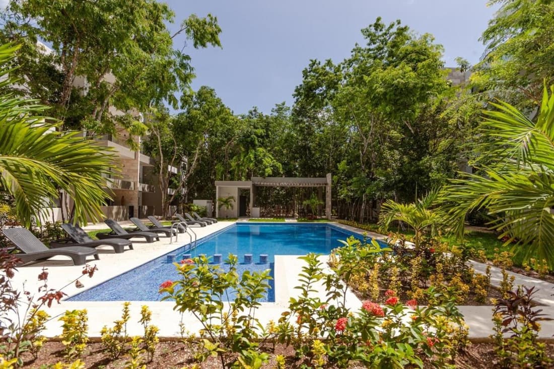 Family Retreat for 8 300 MB 2 Gyms 6 Pools