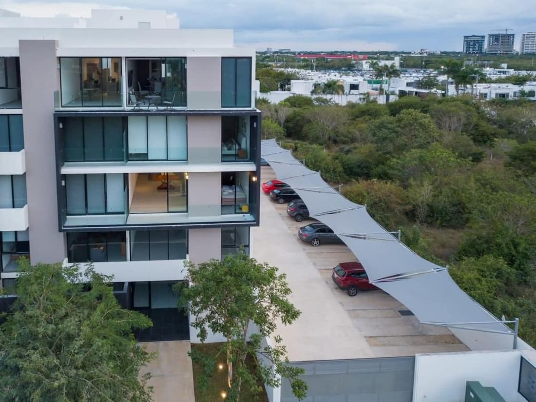 PENINSULA STAYS 2 BR Designer Apartment & 200 MB FAST WIFI New Listing!