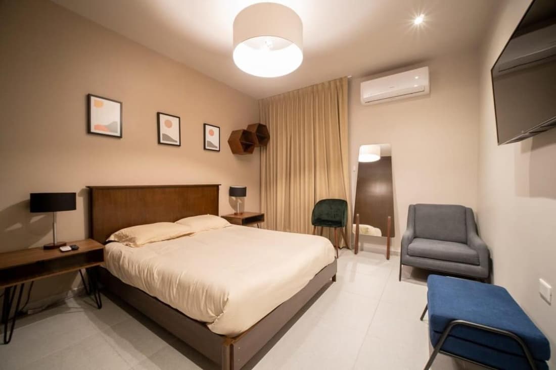 PENINSULA STAYS 2 BR Designer Apartment & 200 MB FAST WIFI New Listing!