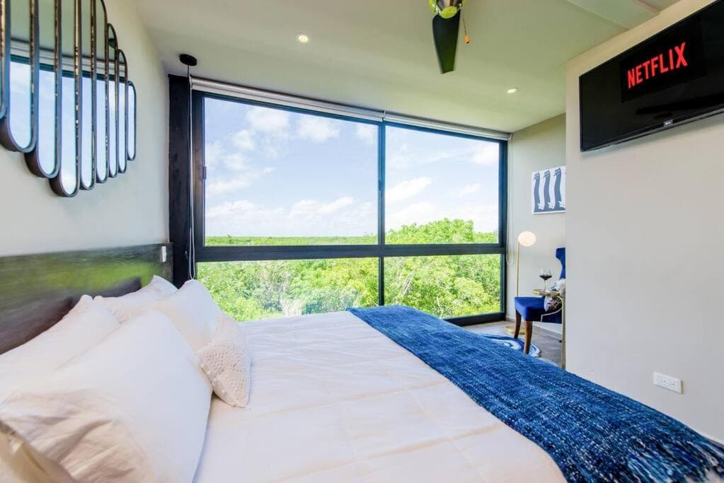 3BR Penthouse with Rooftop Pool Near Centro