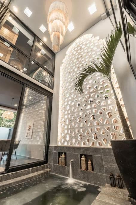 4BR Villa with Pool, Rooftop Bar and Lounge