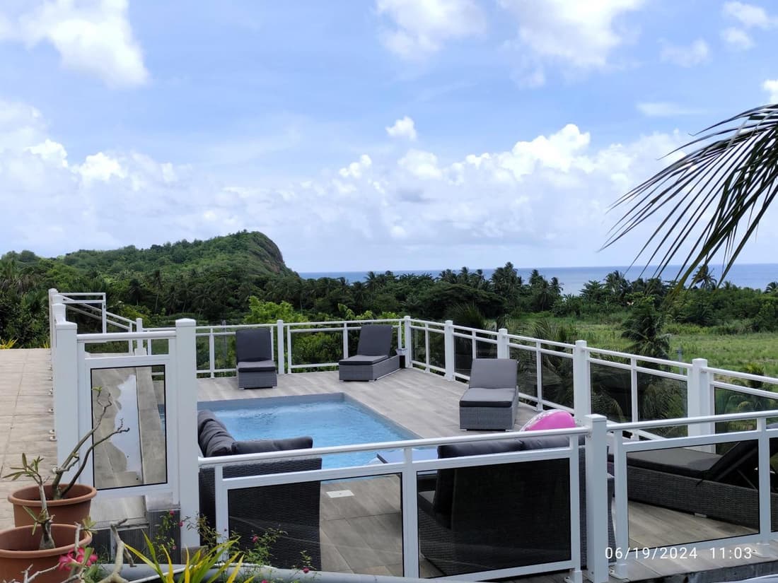 Azur, bas de villa piscine, vue mer