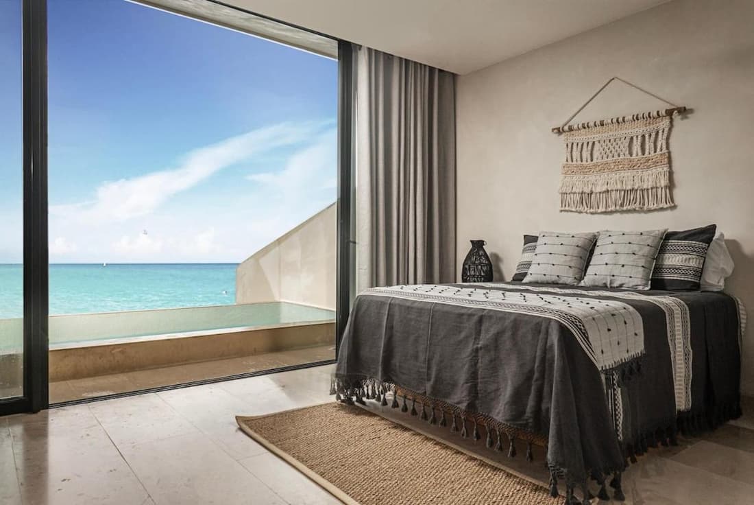 Oceanfront PH Studio with Stunning Bay Views