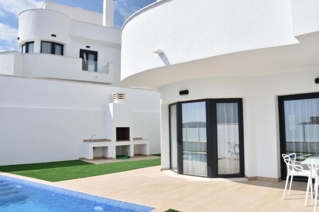 PANORAMISCH modern vakantiehuis in Finestrat bij Benidorm met 3 slaapkamers, gelegen op de 1ste lijn met privézwembad en omheinde privétuin, zicht op zee, de bergen met 'Kilómetro Vertical del Puig Campana' en op de skyline van Be