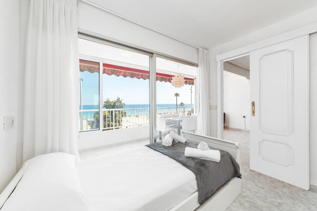 Luxury Primerísima Línea Playa Poniente Benidorm con 6,5 mts de Vistas Frontales al mar y Parking