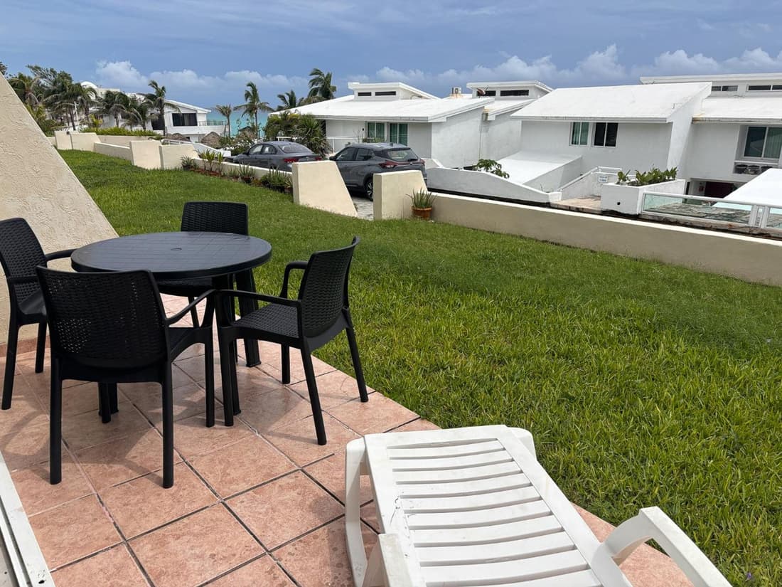 New ground floor Beachfront Condo with easy beach access and Pool Brisas Shores 07