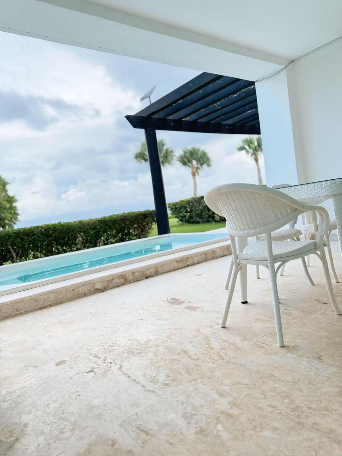 Apartment with pool and ocean view in Punta Palmera
