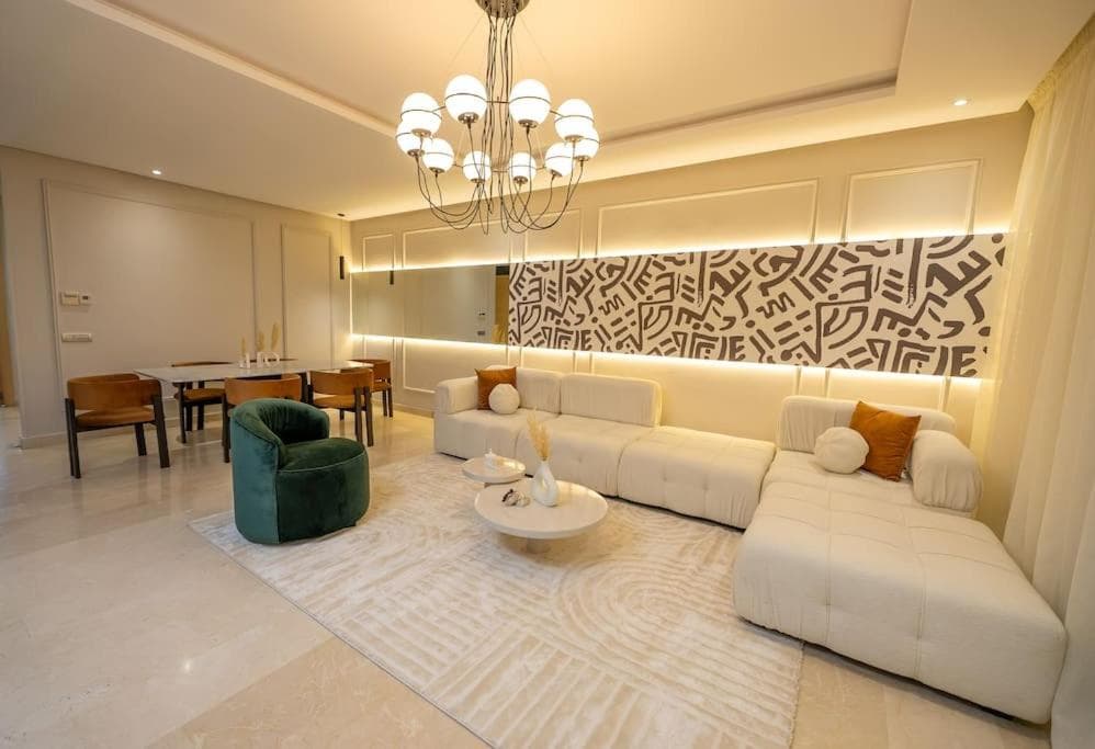 Sophisticated 3BR with Ample Space & Top Amenities