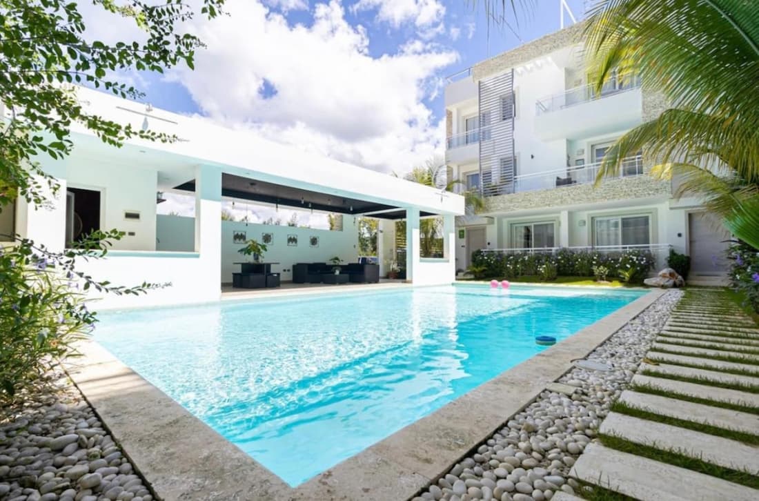 Elegant 2 Bedroom Apartment with Pool