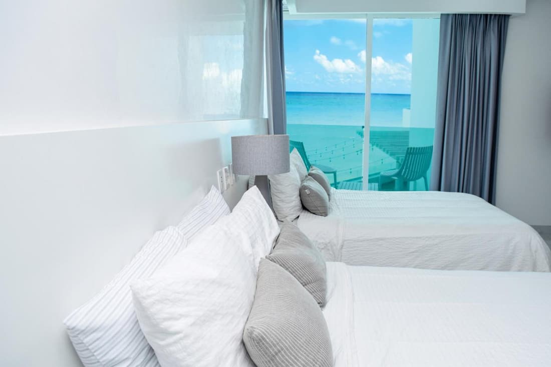 Exclusive studio on the beach, minimalist, gym, pool, jacuzzi, balcony