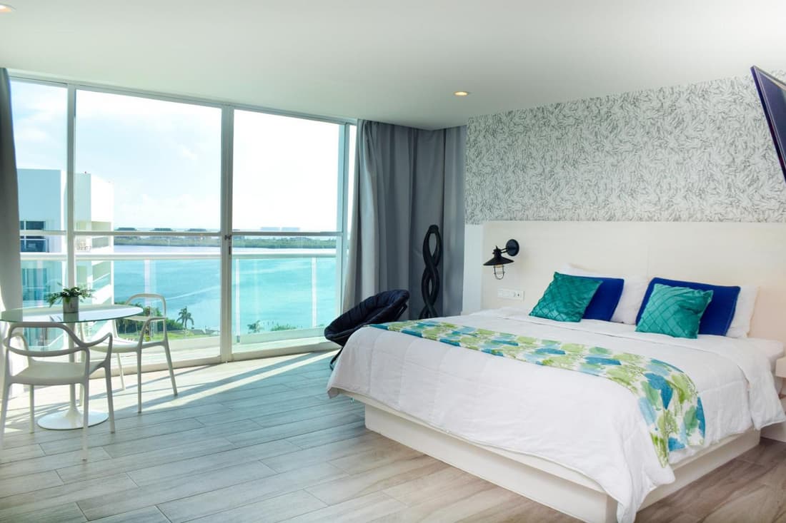 Beachfront Studio Balcony Pool & Gym
