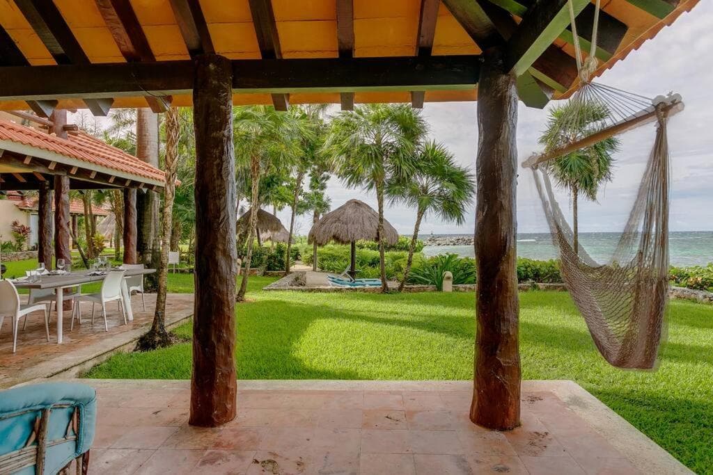 Front Beach 3 bedroom cozy apartment 8 guests