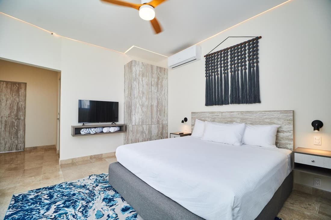 Luxury 2 Story Penthouse with Private Pool, Gym & Rooftop