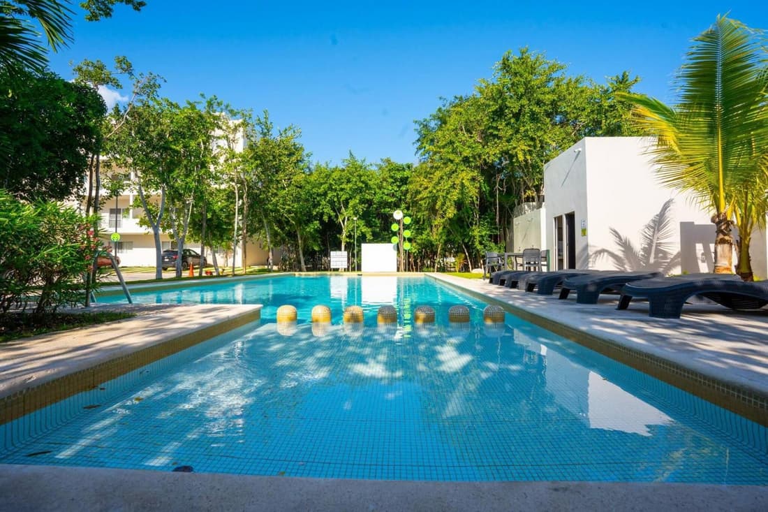 Luxury Apartment With Poll