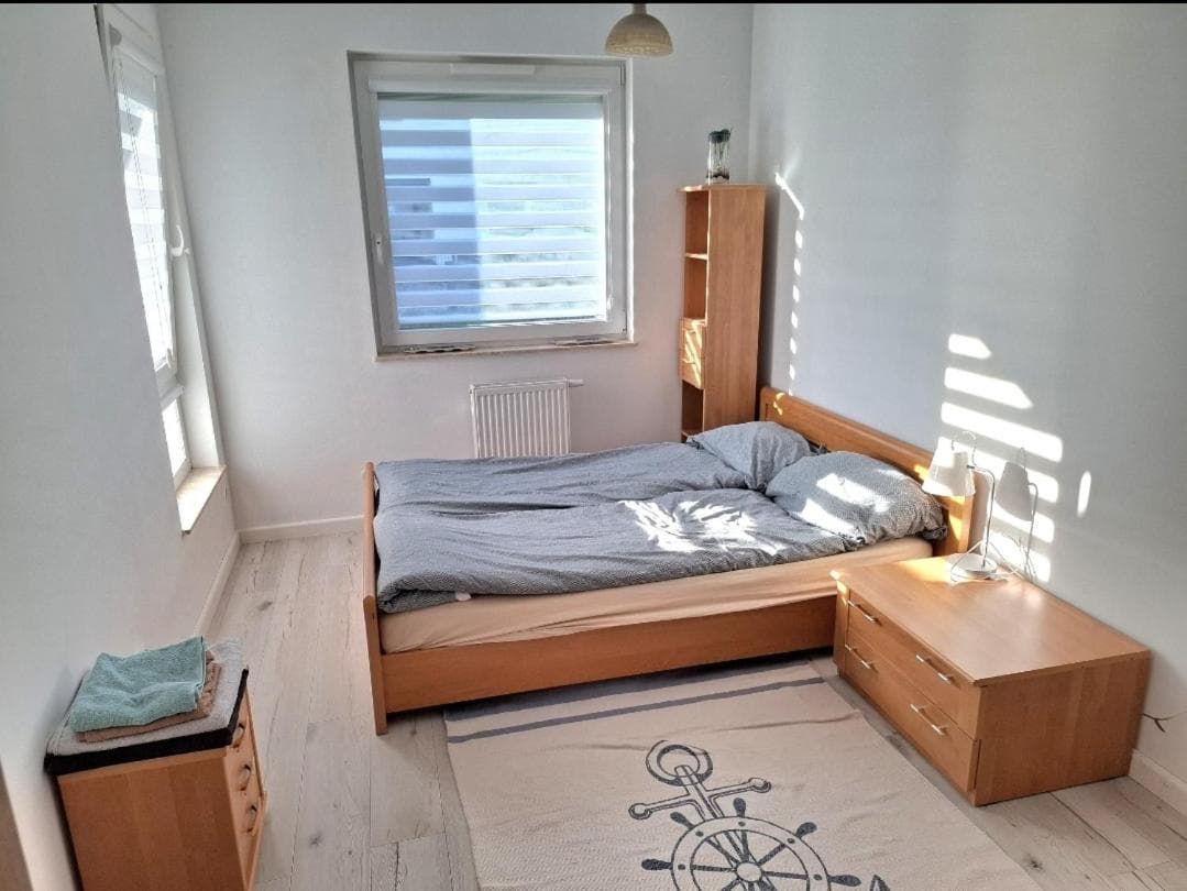 Mieszkanie 46m2 - 2 pokojowe z ogródkiem , WIFI , Bezpłatny parking nr 126, Szybkie połączenie z lotniskiem, autobus 120