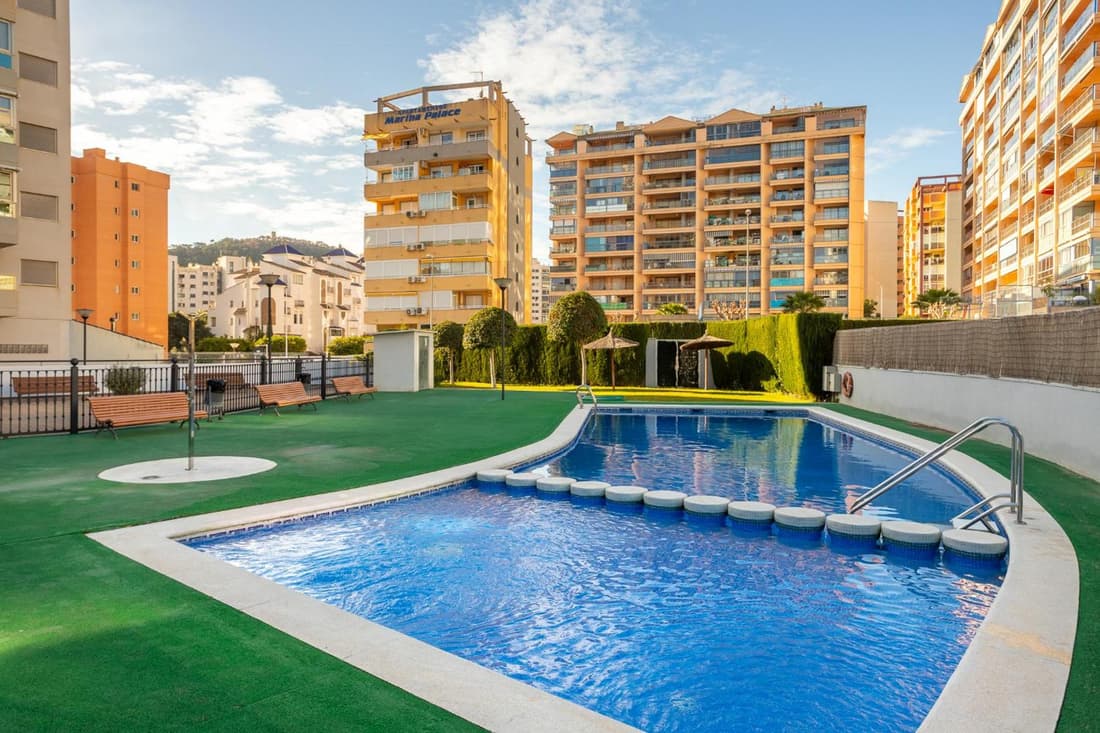 Piso con piscina y vistas al mar