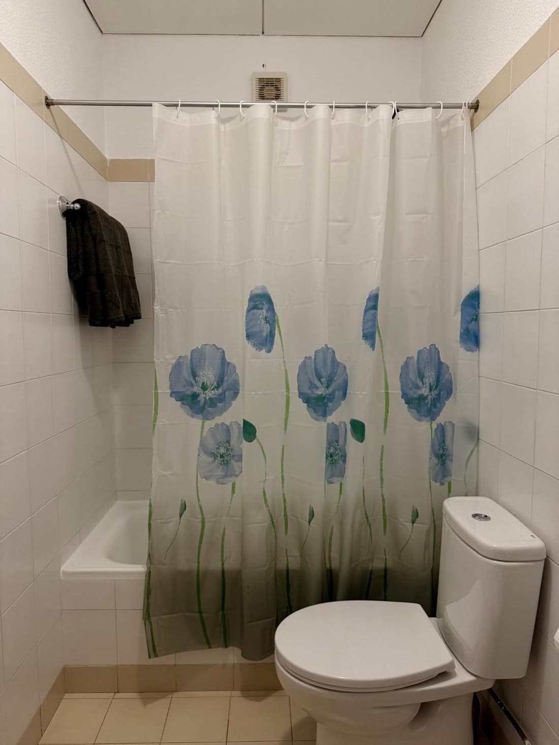 Habitación con estacionamiento y baño privado