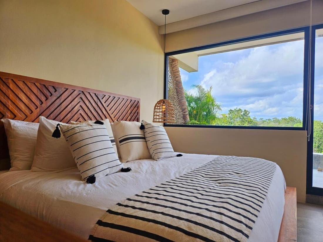 PH studio Balcony with Jacuzzi, Gym & Pool