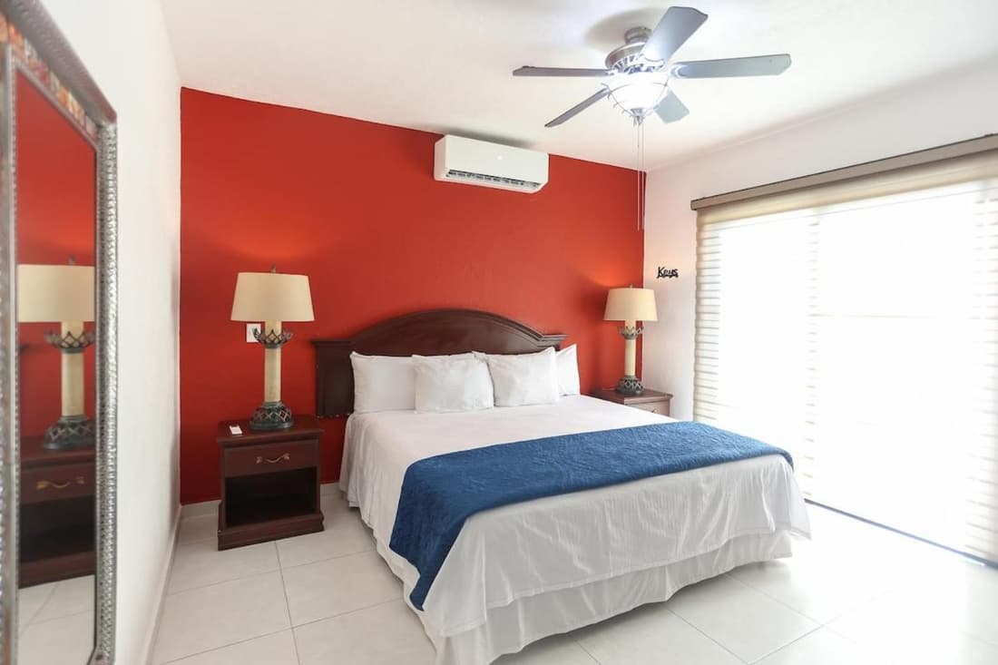 Downtown Villa for 7 guests, access to pool!