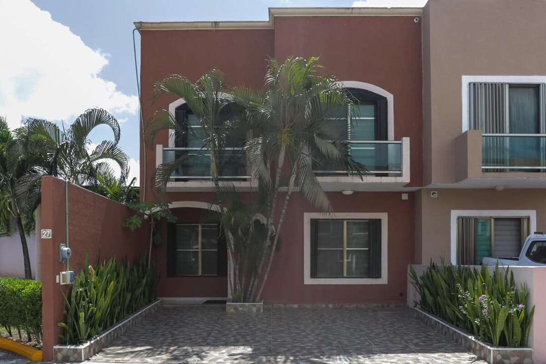 Downtown Villa for 7 guests, access to pool!