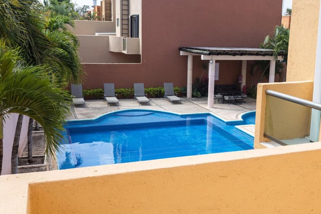 Downtown Villa for 7 guests, access to pool!
